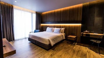 Värdeförvaringsskåp på rummet, skrivbord och arbetsyta för laptop