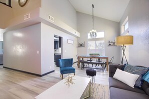 Smart TV, books - 🌴🌞❤️Modern Chic House w/ SwimSpa♨️4br 3ba, 5⭐location 10min➡️Strip, 5min to 🛬 (Henderson)