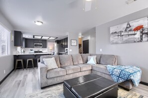 Smart TV, books - 🌴🌞❤️Modern Chic House w/ SwimSpa♨️4br 3ba, 5⭐location 10min➡️Strip, 5min to 🛬 (Henderson)