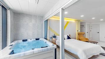 Spa room (Jetted tub) | Private spa tub