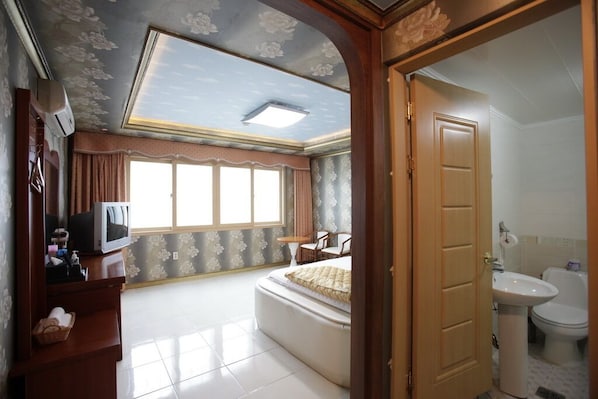 Individually decorated, individually furnished, desk, laptop workspace - Pattaya Motel (Geoje)