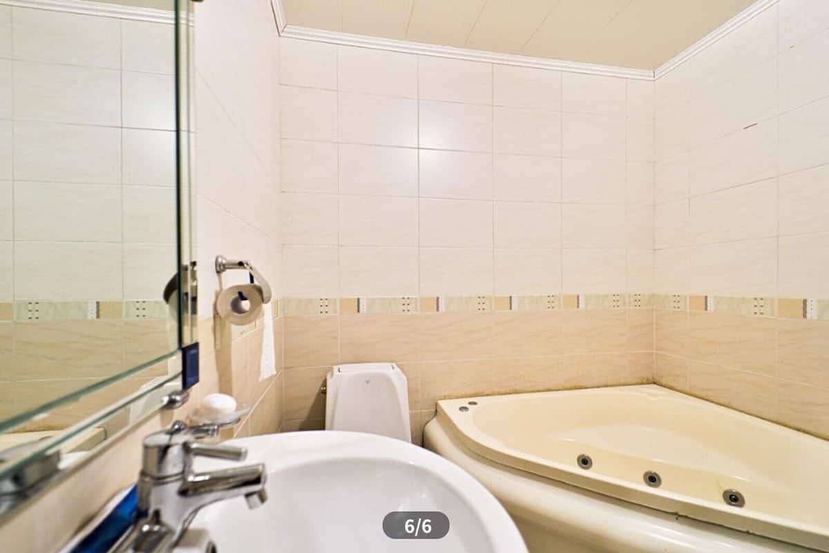 Ondol Room | Bathroom | Separate tub and shower, free toiletries, hair dryer, towels