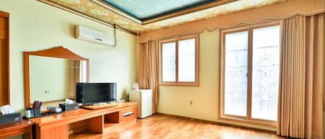 Ondol Room | Desk, laptop workspace, blackout drapes, soundproofing