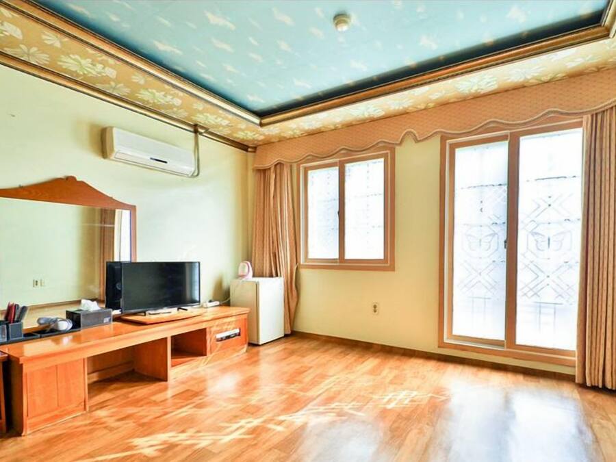 Ondol Room | Desk, laptop workspace, blackout drapes, soundproofing