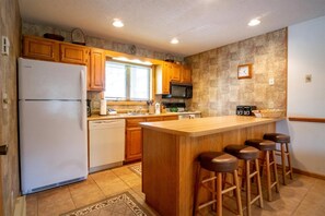 Fridge, oven, stovetop, dishwasher