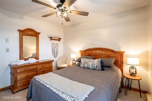 3 bedrooms, free WiFi, bed sheets - Bear Hug Inn - 74 Lower Lane
Bear Hug Inn - Pet Friendly, Wood Fireplace (Davis)