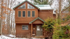 A two-story log cabin with a green roof, a front porch, and a number "10" sign. - Bear Hug Inn - 74 Lower Lane

Bear Hug Inn - Pet Friendly, Wood Fireplace (Davis)