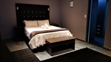 Quarto casal empresarial | Escrivaninha, cortinas blackout, Wi-Fi de cortesia