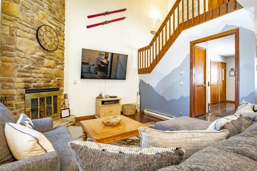 Unwind at Quiet Snow - Mountain Retreat w/ Hot Tub