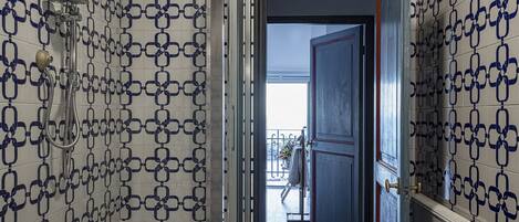 シャワー、ヘアドライヤー、タオル、石鹸