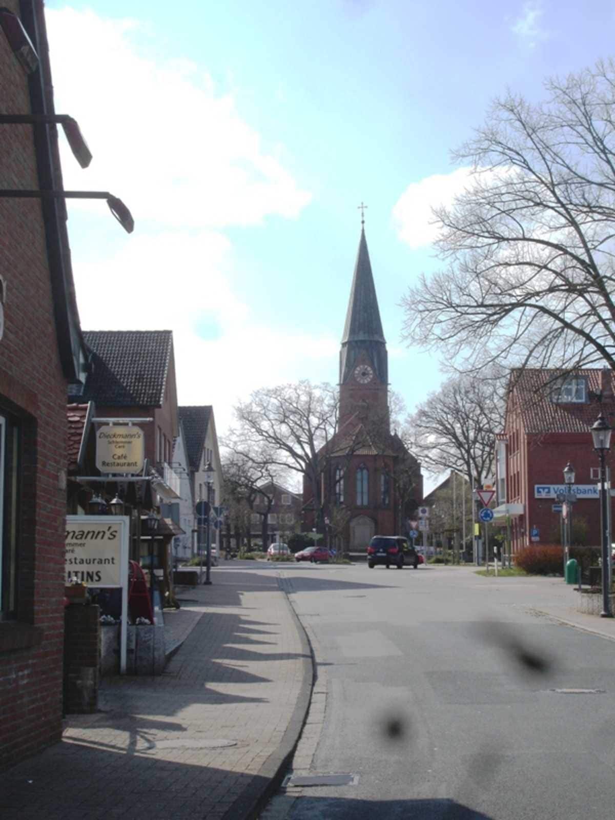 Une vue de rue avec une église, un restaurant et une banque.
