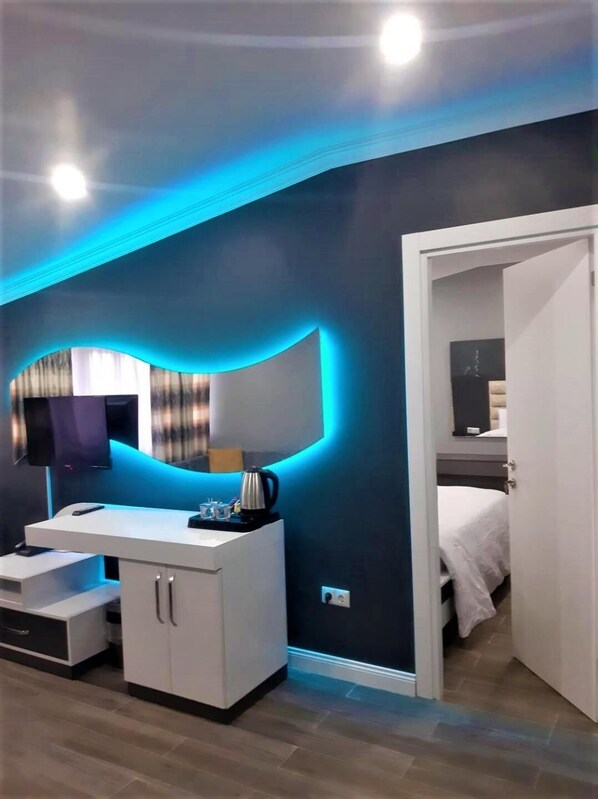 Schreibtisch, schallisolierte Zimmer, Bügeleisen/Bügelbrett