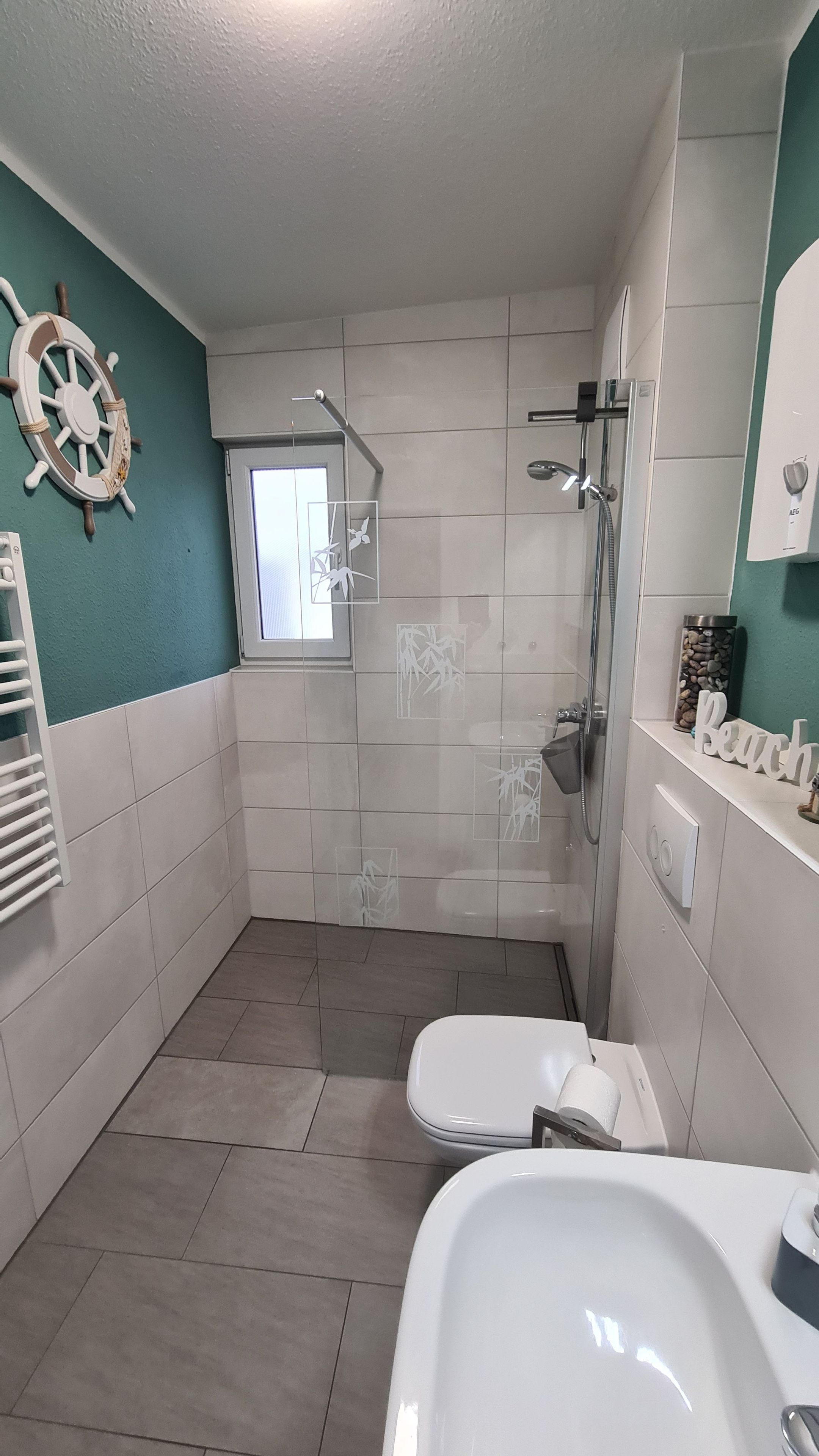 Ein Badezimmer mit Dusche, Toilette und Waschbecken.