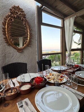 Breakfast and lunch served - Sukha Inn Otel & Beach (Bozcaada)