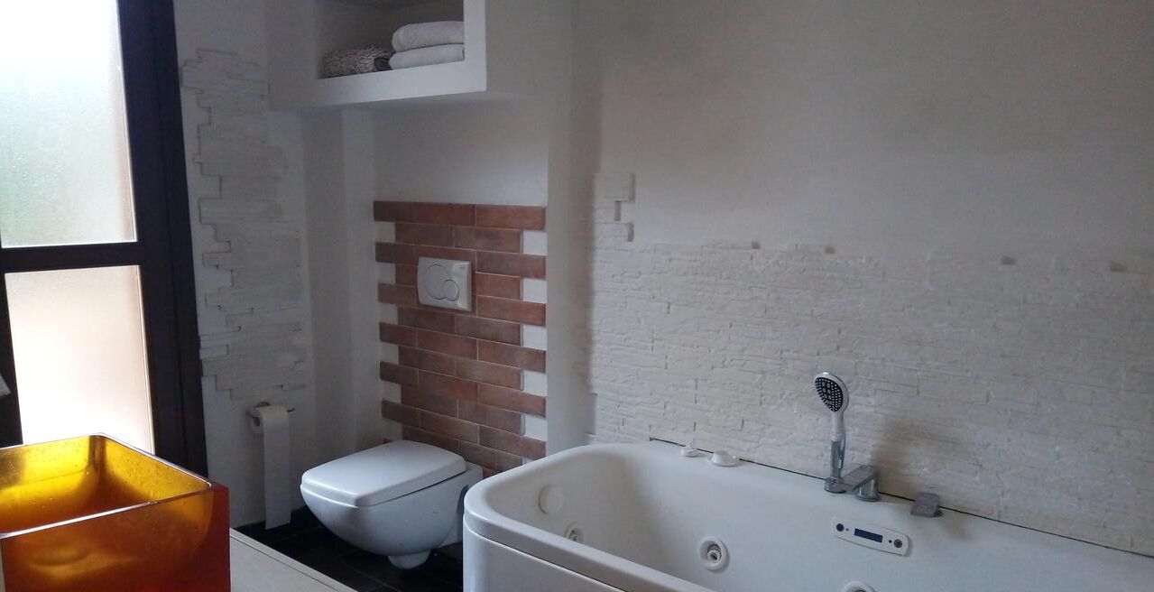 Haartrockner, Handtücher, Seife, Shampoo