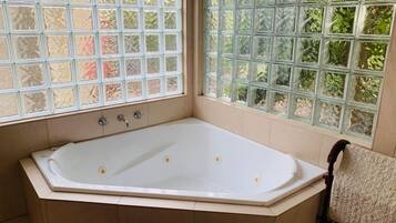 Dusche, Whirlpool, Haartrockner, Handtücher