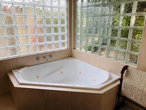 Dusche, Whirlpool, Haartrockner, Handtücher