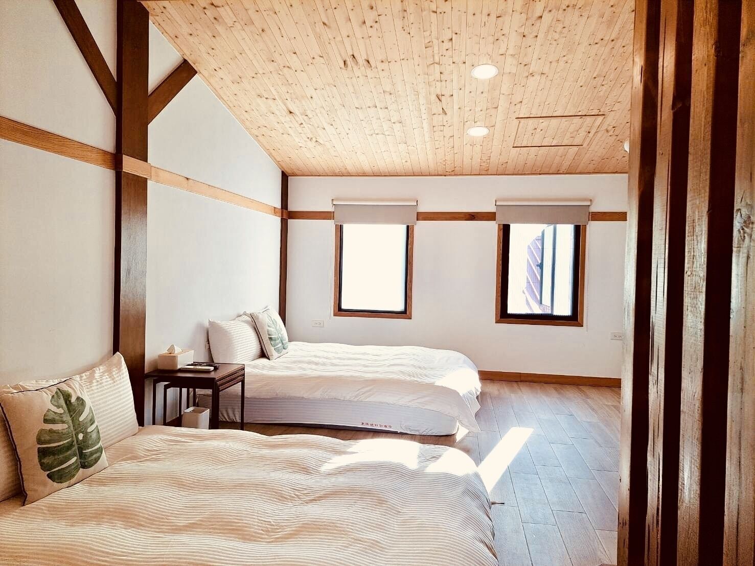 Cortinas blackout, wifi gratis y ropa de cama 