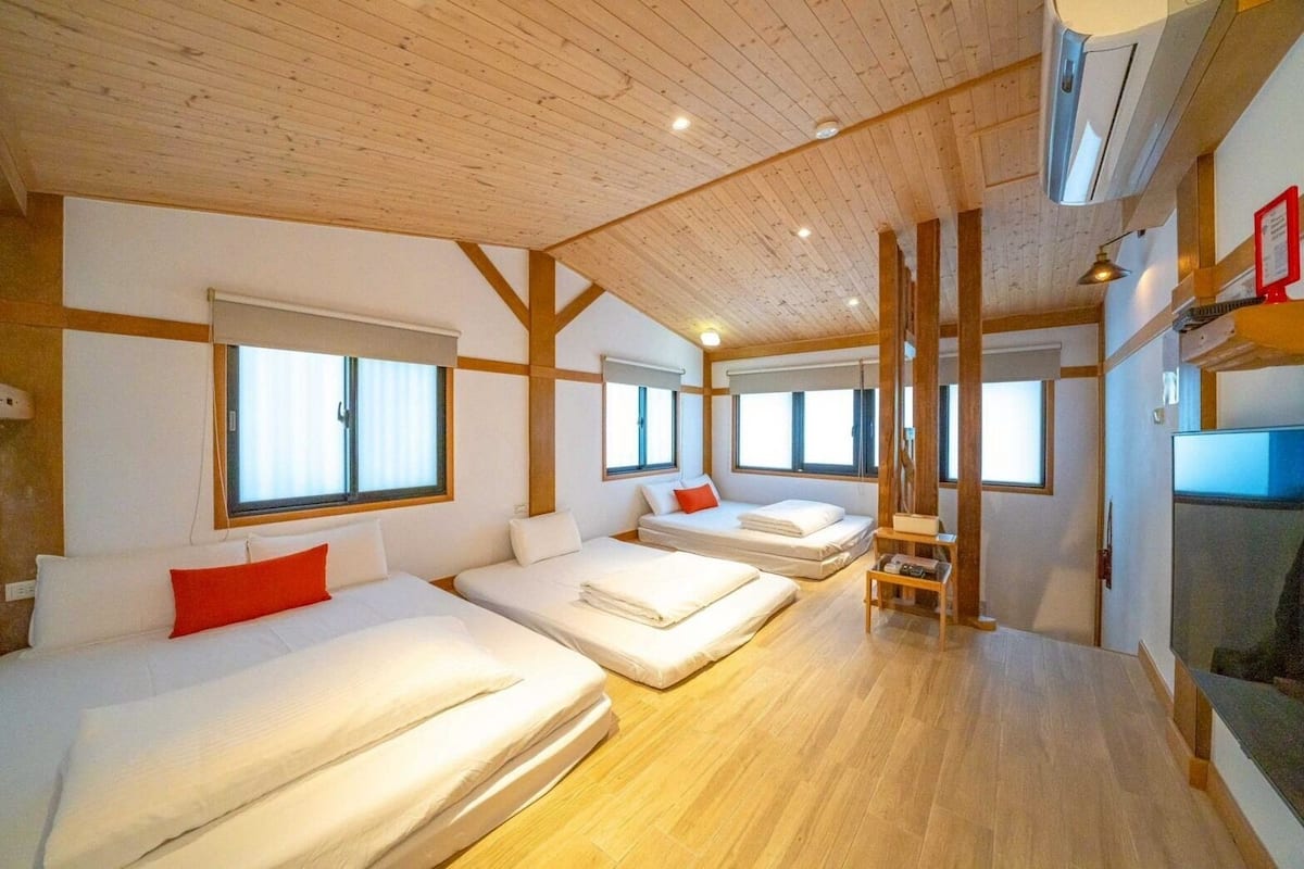 1 bedroom, blackout curtains, free WiFi, bed sheets