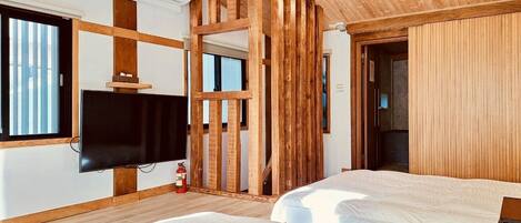 En 60-tommers smart-TV med kabel-kanaler samt TV