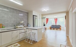 Superior Room (Hae-Neom-Ee) | Living area | Heated floors - Byeonsan Dongguerami Pension (Buan)