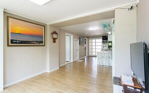 Superior Room (Hae-Neom-Ee) | Living area | Heated floors - Byeonsan Dongguerami Pension (Buan)