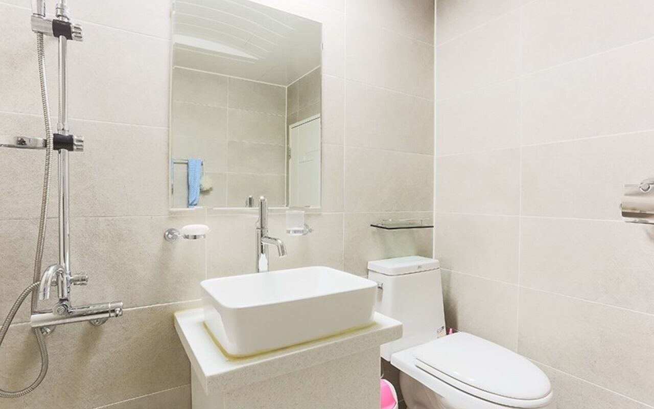 Un bagno moderno con doccia, lavabo e WC.
