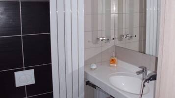 Dusche, Haartrockner, Seife, Toilettenpapier