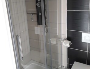 Douche, séchoir à cheveux, serviettes fournies, savon