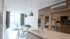 Apartemen Premier, 2 kamar tidur | Dapur kecil pribadi | Lemari es, microwave, kompor, dan ketel listrik
