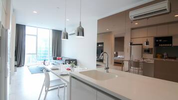 Premier Apartment, 2 Bedrooms | Dapur kecil peribadi | Peti sejuk, ketuhar gelombang mikro, dapur, cerek elektrik