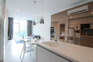 Apartamento premier, 2 quartos | Cozinha americana privada | Geladeira, micro-ondas, cooktop, chaleira elétrica