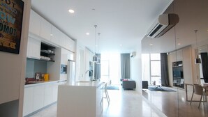 Apartemen Premier, 2 kamar tidur | Dapur kecil pribadi | Lemari es, microwave, kompor, dan ketel listrik
