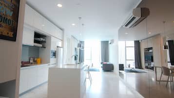 Premier Apartment, 2 Bedrooms | Dapur kecil peribadi | Peti sejuk, ketuhar gelombang mikro, dapur, cerek elektrik