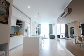 Apartamento premier, 2 quartos | Cozinha americana privada | Geladeira, micro-ondas, cooktop, chaleira elétrica
