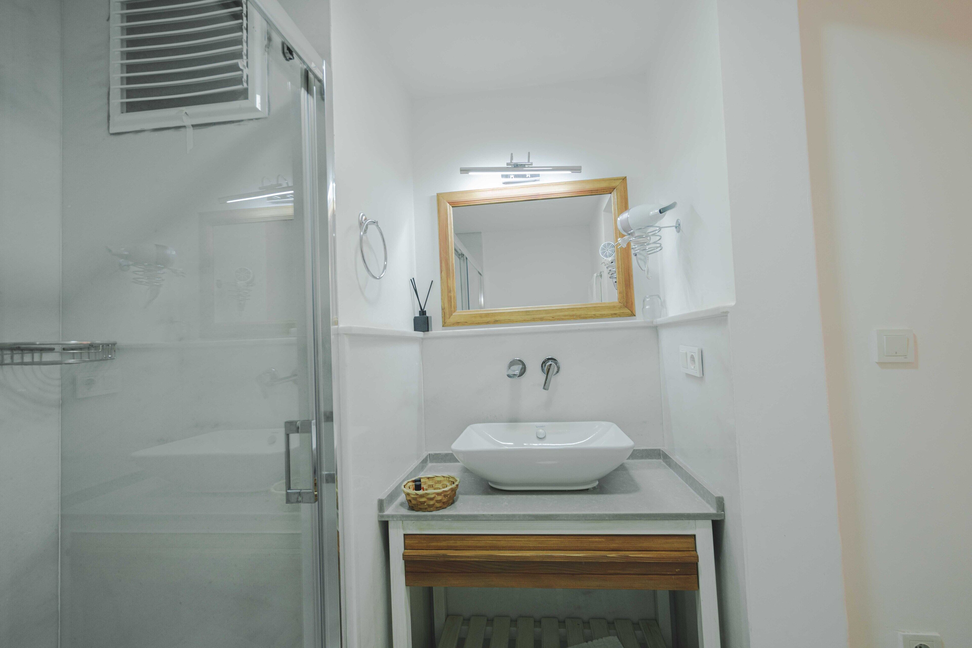 deluxe double room | bathroom | shower, free toiletries, hair dryer, bathrobes