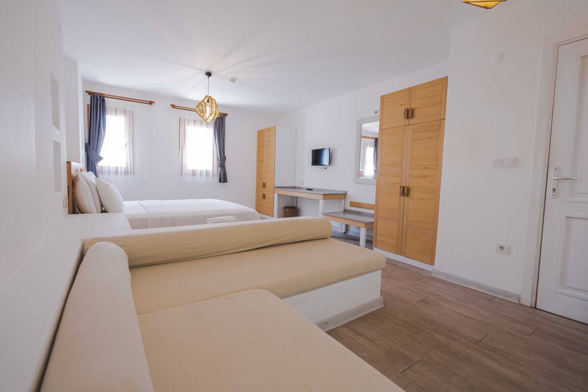 deluxe double room | living area | lcd tv