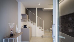 A modern interior with a staircase, a reception desk, and a minimalist decor. - Borgocinquanta (Isola della Scala)