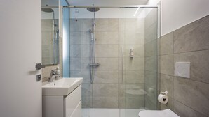 A modern bathroom with a glass-enclosed shower, a white sink, and a toilet. - Borgocinquanta (Isola della Scala)