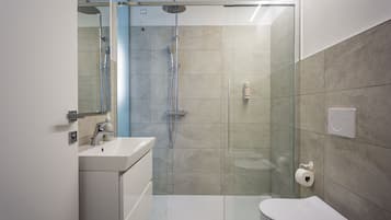 Habitación doble, balcón (Bastia) | Baño | Regadera, amenidades de baño gratuitas, secadora de cabello, bidet