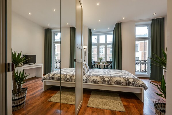 Suite estudio Confort | Área de sala de estar | Televisión de pantalla plana