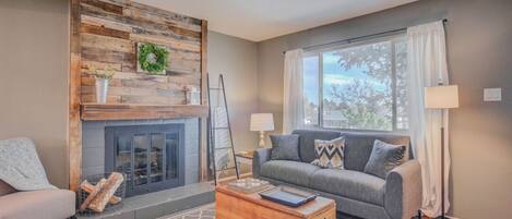 House (4 Bedrooms) | Living room | TV, fireplace