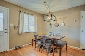 House (4 Bedrooms) | In-room dining - Dog-friendly by the Garden & OCC Shops & Dining (Colorado Springs)