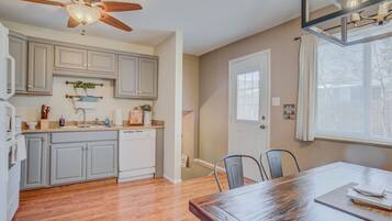 House (4 Bedrooms) | Private kitchen | Oven, coffee/tea maker