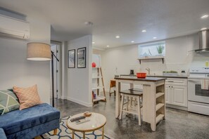 Living room - Trendy Urban Neighborhood & Dog-friendly Downtown (Colorado Springs)