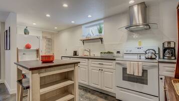 Apartemen (1 Bedroom) | Dapur pribadi | Lemari es besar, microwave, oven, dan pemanggang roti