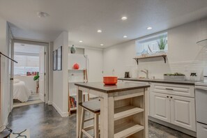 Private kitchen - Trendy Urban Neighborhood & Dog-friendly Downtown (Colorado Springs)