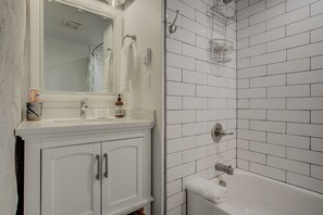 Apartment (1 Bedroom) | Badezimmer | Haartrockner, Seife, Shampoo, Toilettenpapier