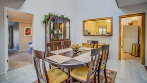 A dining room with a round table, chairs, a cabinet with glass doors, and a mirror above the table. - 5brmonument Historic Charmminutes To Hiking (Monument)