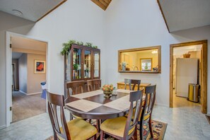 Hus (5 Bedrooms) | Eget kök | Stort kylskåp, mikrovågsugn, ugn och kaffe- och tebryggare